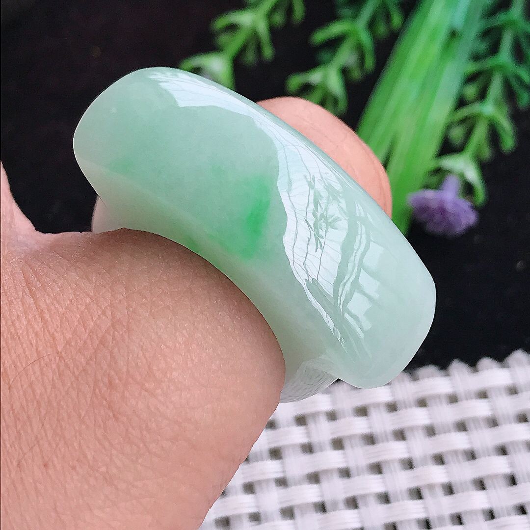 实拍A货翡翠21.3/14.2/7.3老坑冰润水灵飘绿马鞍扳指翡翠素面戒指