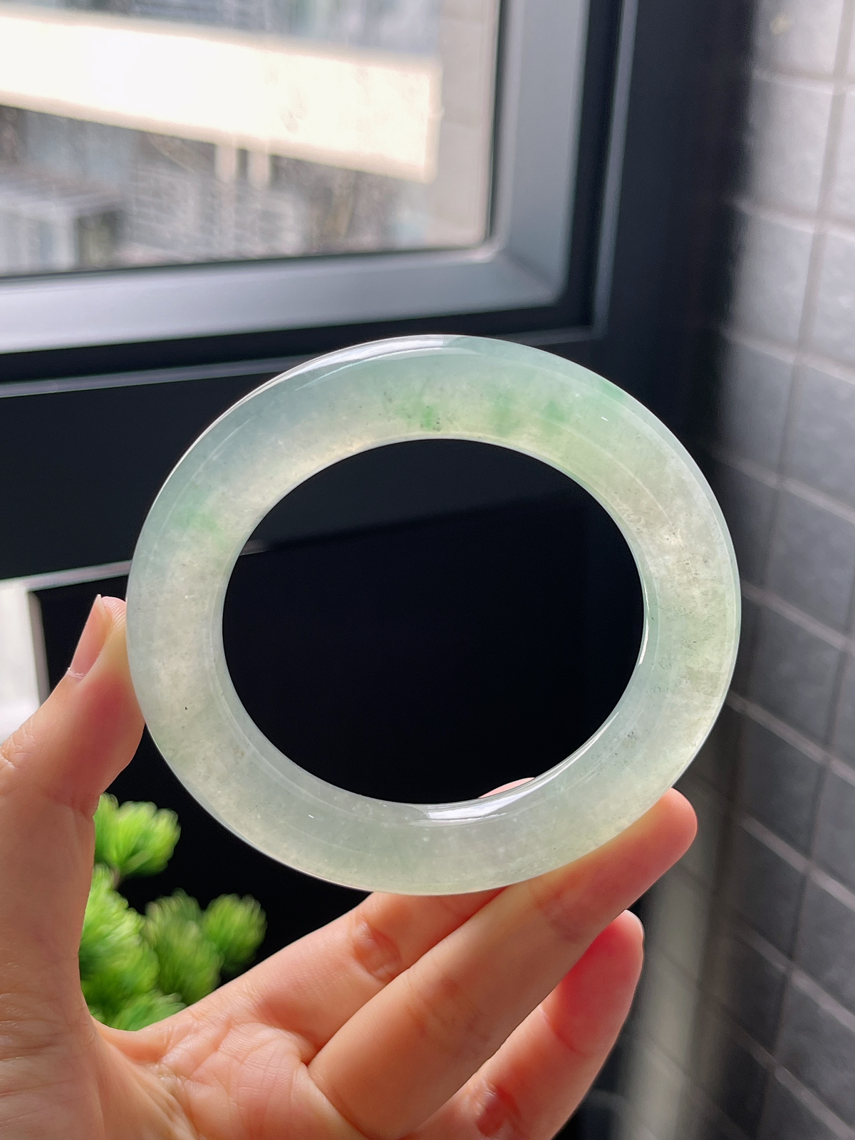圈口56，冰绿飘花圆条翡翠手镯
