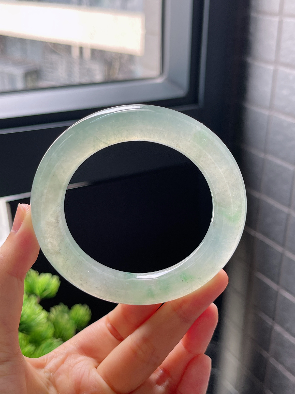 圈口56，冰绿飘花圆条翡翠手镯