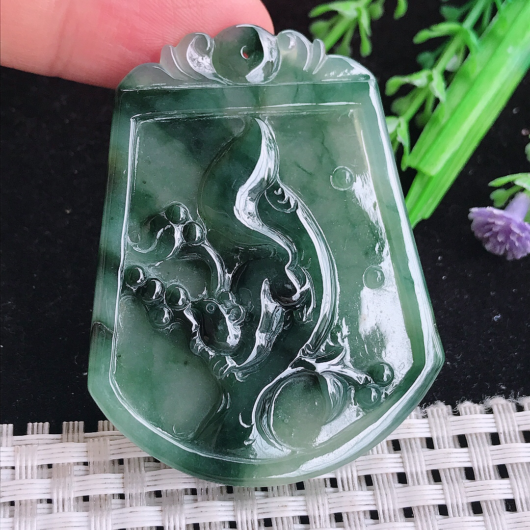 实拍A货翡翠53.6/41.8/4.7老坑冰透起胶特色飘花松鼠吊坠翡翠玉牌