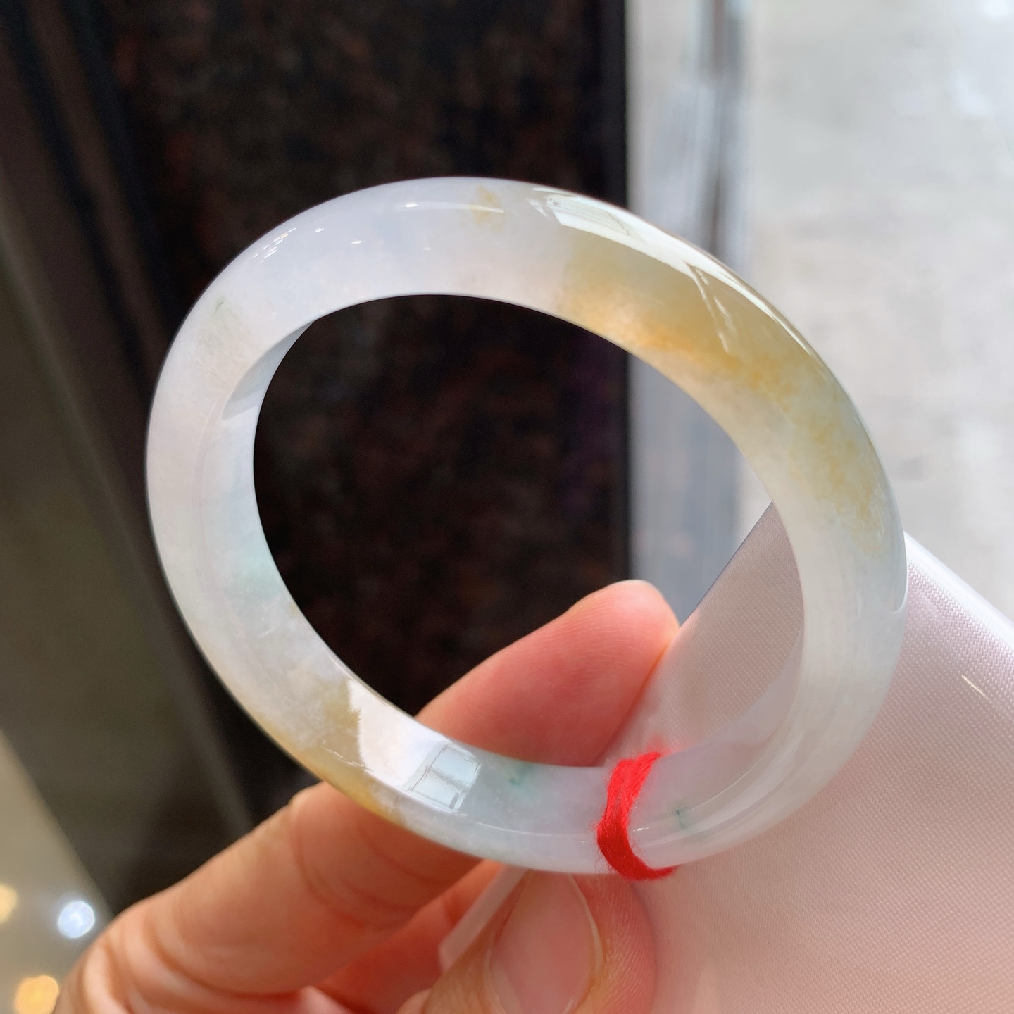 正圈冰黄翡飘花 表皮微瑕疵微扣 尺寸：52.5/10.2/7.6 冰润