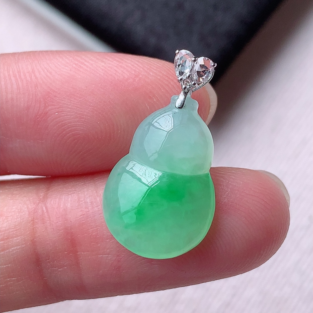 ️️ 冰飘绿葫芦吊坠 色阳色艳 底子细腻水润 佩戴优雅精致，16.8-11.8-4.5