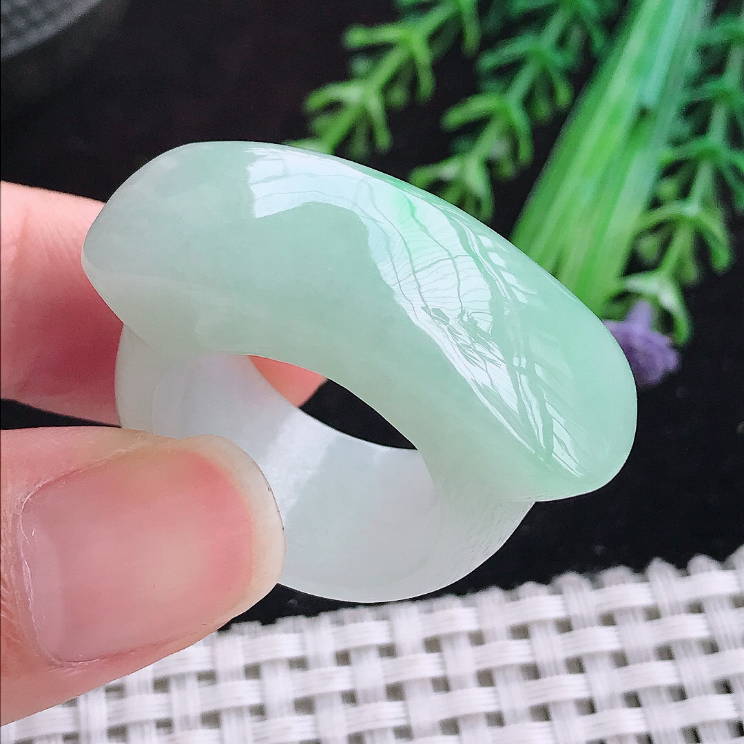 实拍A货翡翠21.3/14.2/7.3老坑冰润水灵飘绿马鞍扳指翡翠素面戒指
