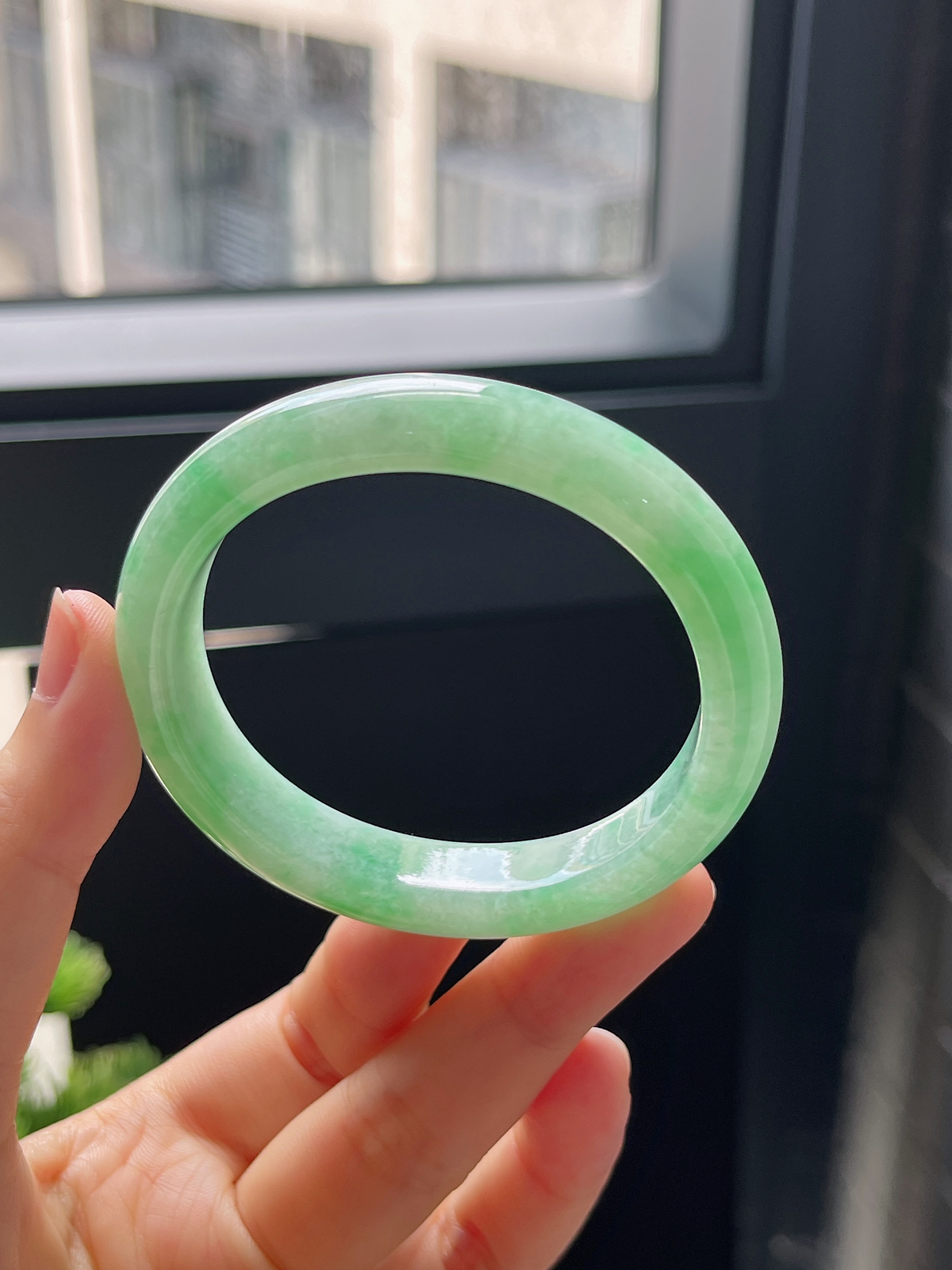 贵妃圈口5.6，糯化阳绿飘花翡翠贵妃手镯