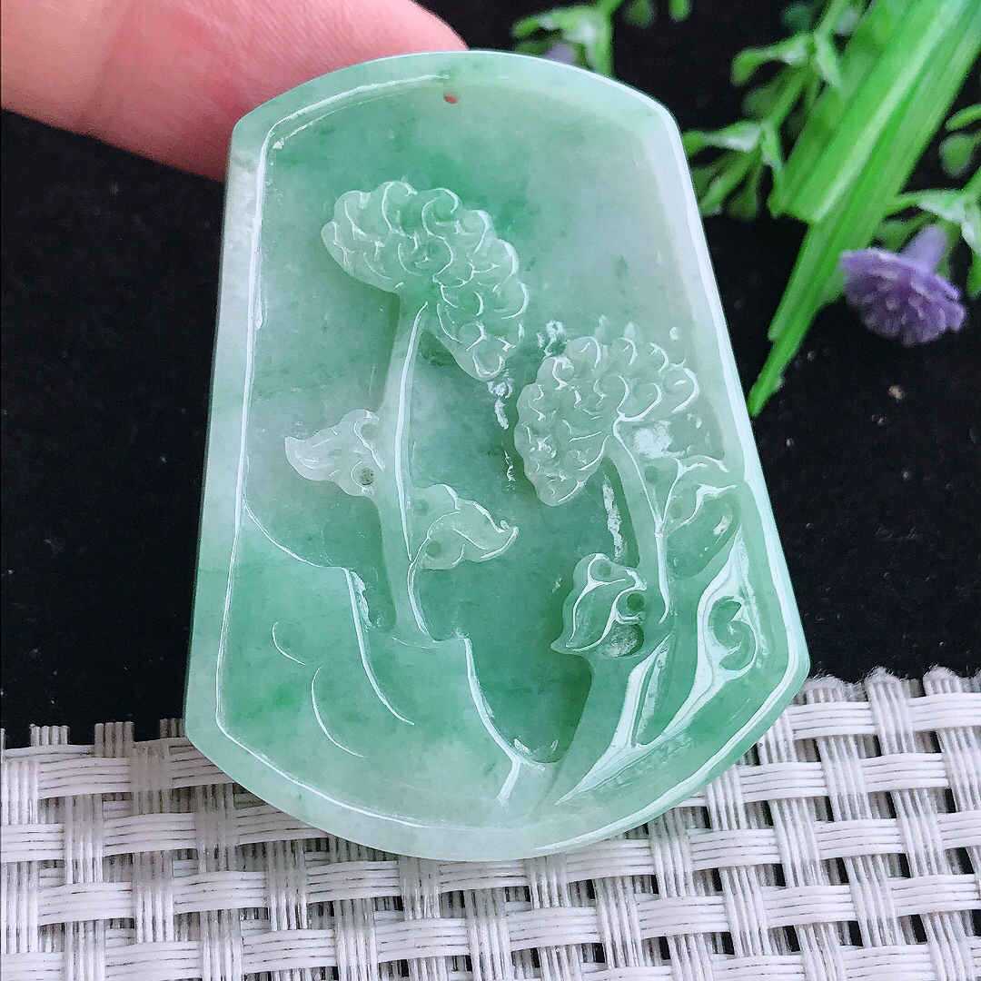 实拍A货翡翠51/40/5.2老坑精美温润飘绿君子菊花吊坠翡翠玉牌