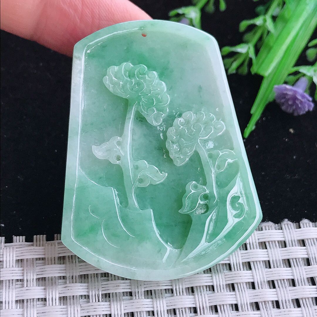 实拍A货翡翠51/40/5.2老坑精美温润飘绿君子菊花吊坠翡翠玉牌