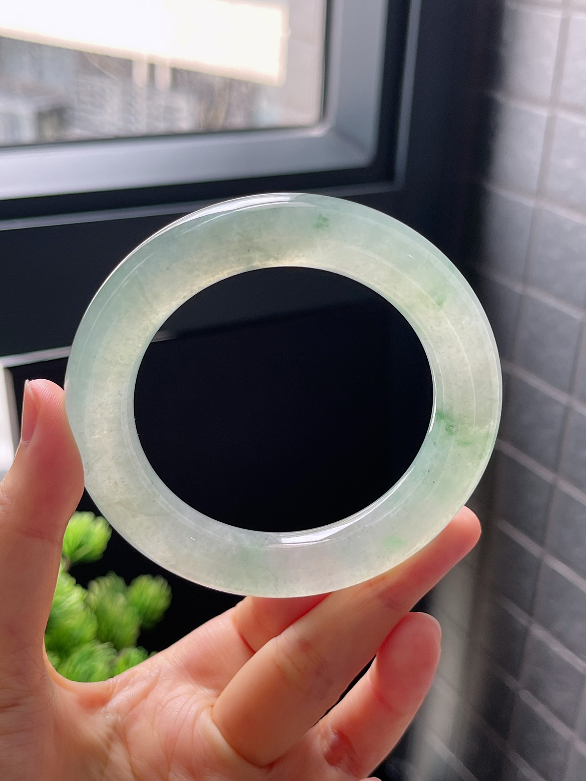 圈口56，冰绿飘花圆条翡翠手镯