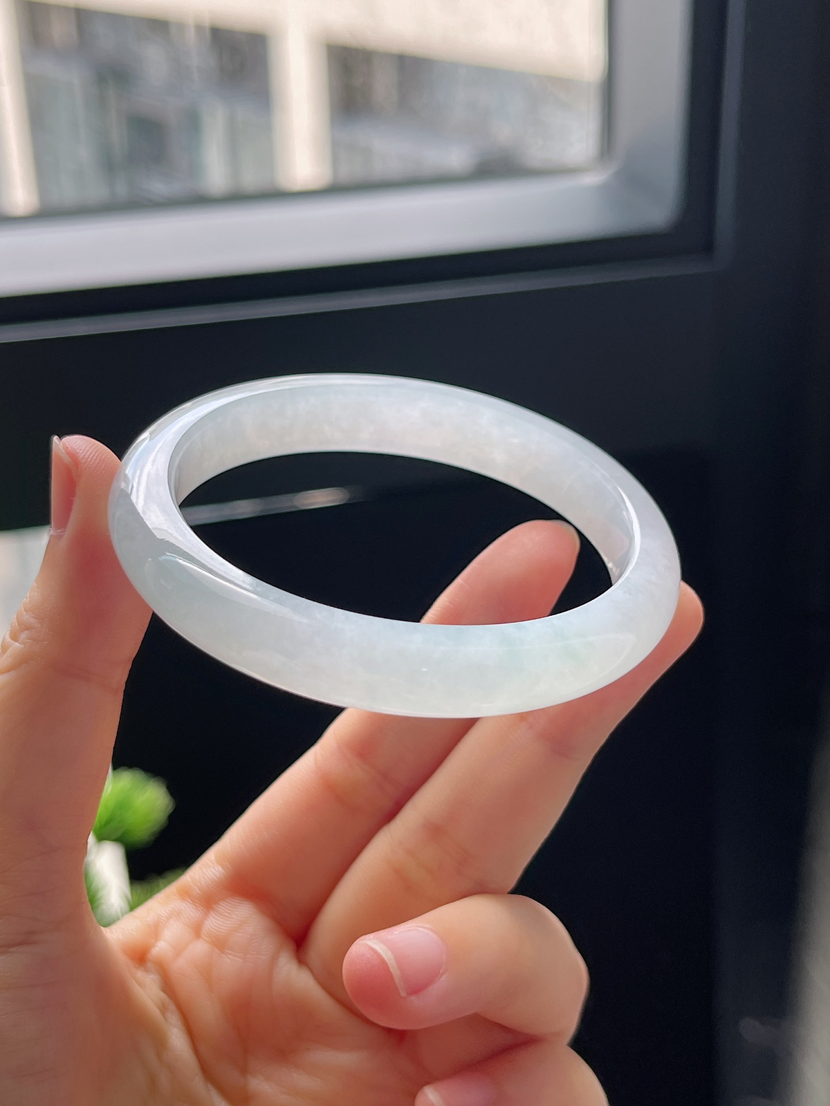 贵妃圈口53.2，冰糯白色贵妃翡翠手镯