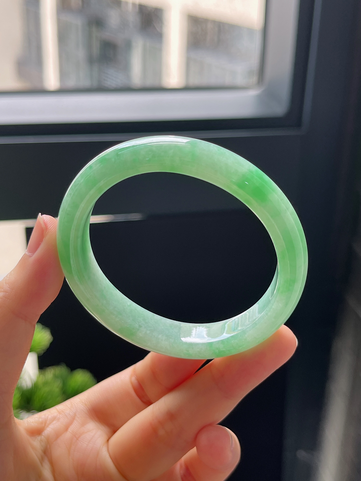 贵妃圈口5.6，糯化阳绿飘花翡翠贵妃手镯