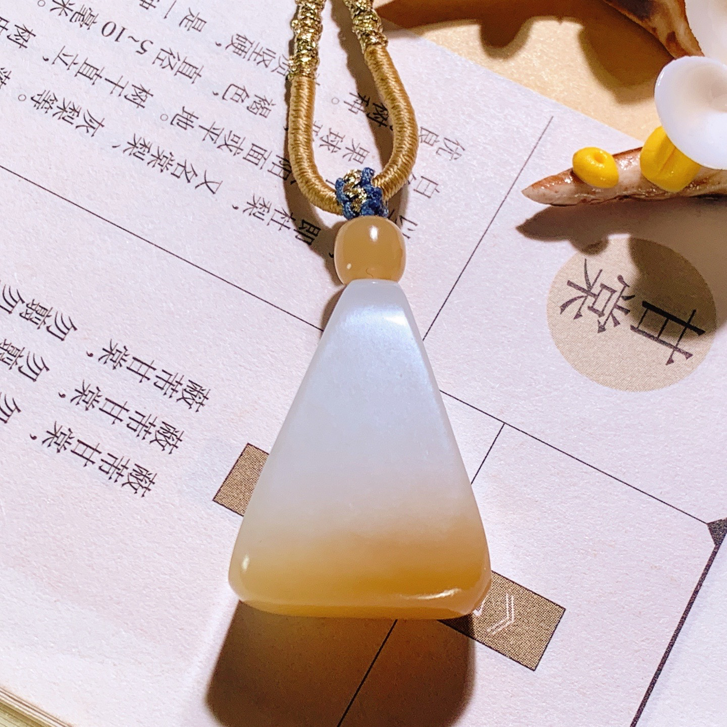 新疆和田玉且末糖随形挂件！尺寸30/21/13重15.5克。玉质细腻油润。手推出油。佩戴高端典雅。lt260608