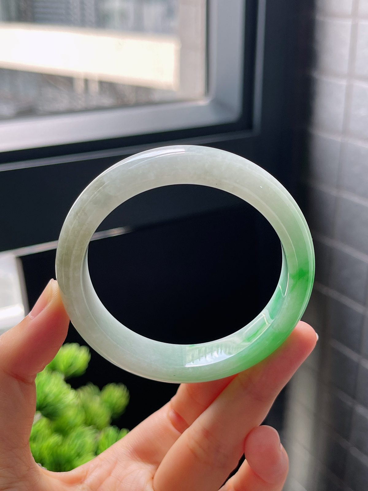 圈口53.5，糯化种阳绿飘花翡翠正圈手镯