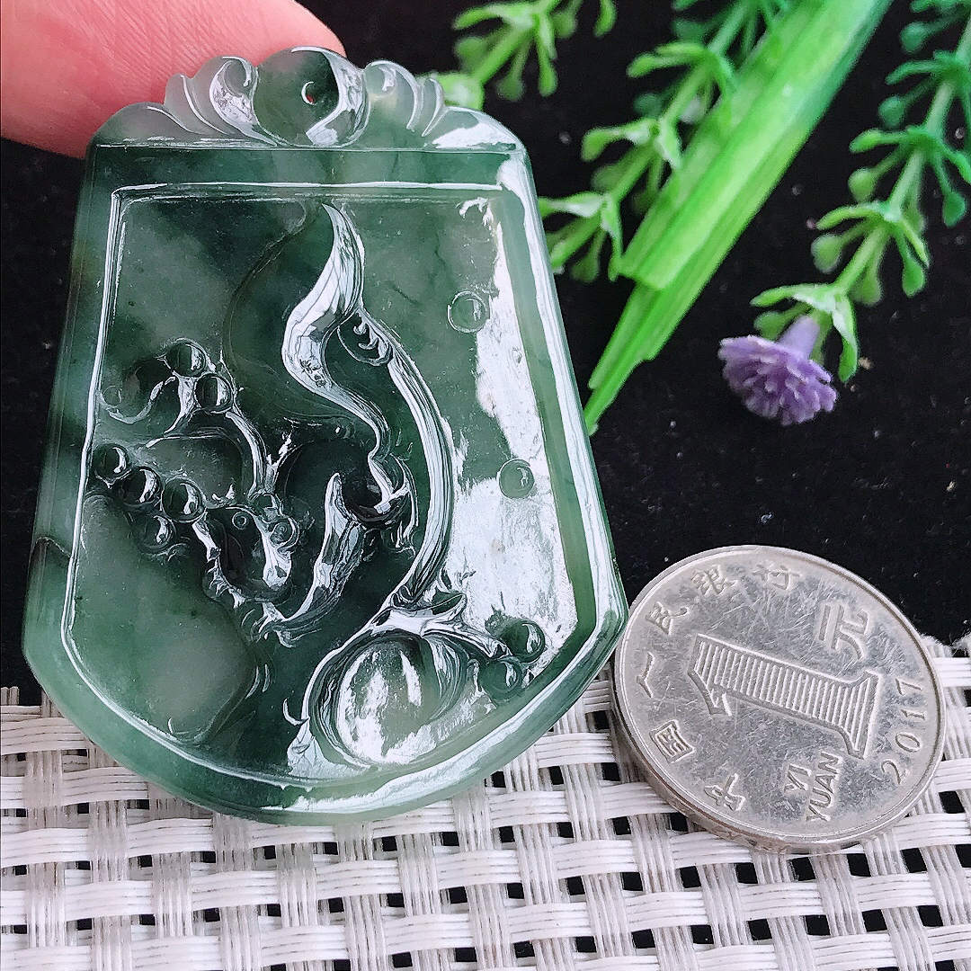 实拍A货翡翠53.6/41.8/4.7老坑冰透起胶特色飘花松鼠吊坠翡翠玉牌
