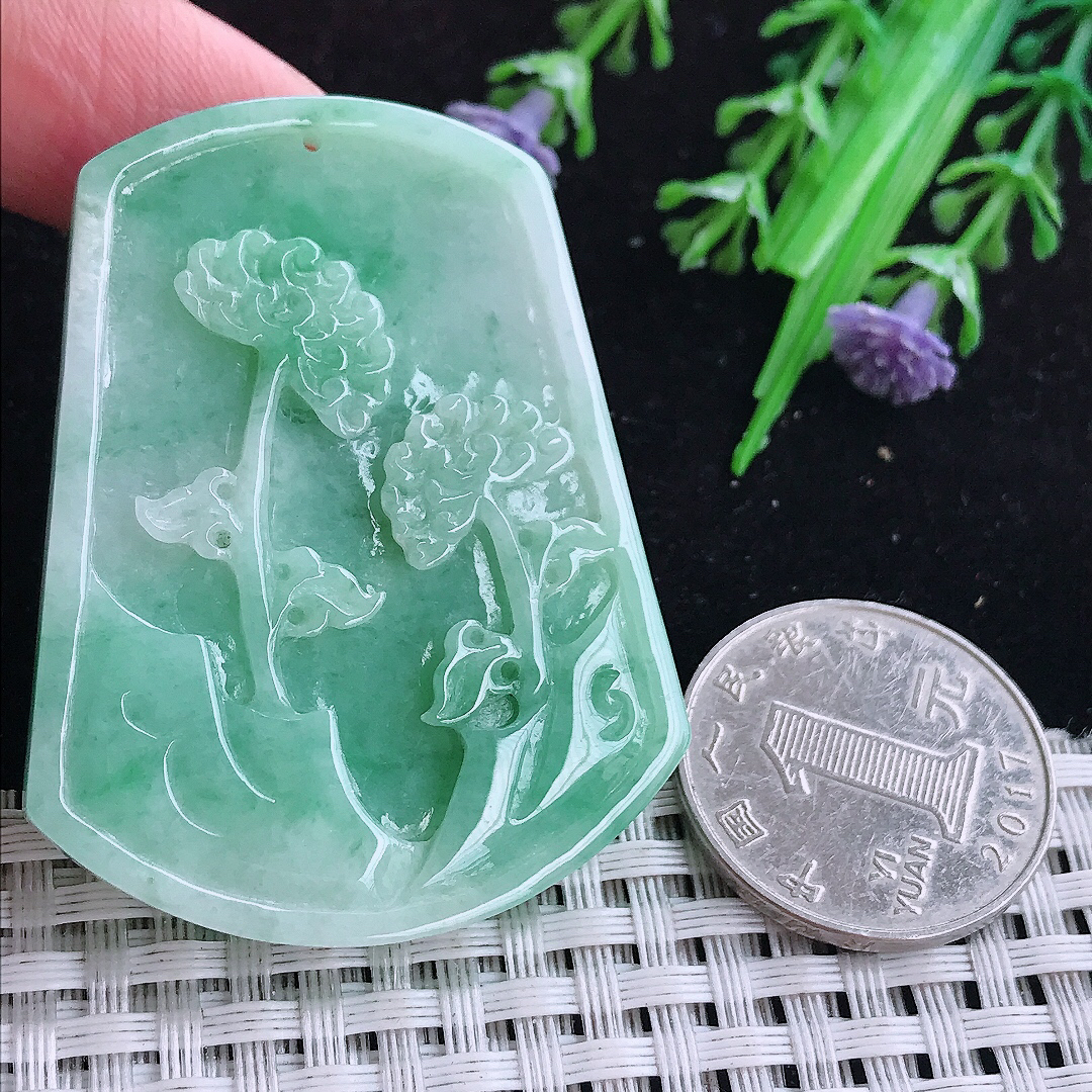 实拍A货翡翠51/40/5.2老坑精美温润飘绿君子菊花吊坠翡翠玉牌