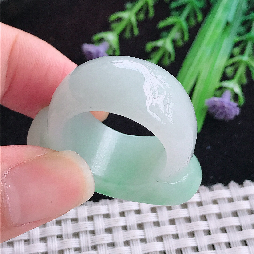 实拍A货翡翠21.3/14.2/7.3老坑冰润水灵飘绿马鞍扳指翡翠素面戒指