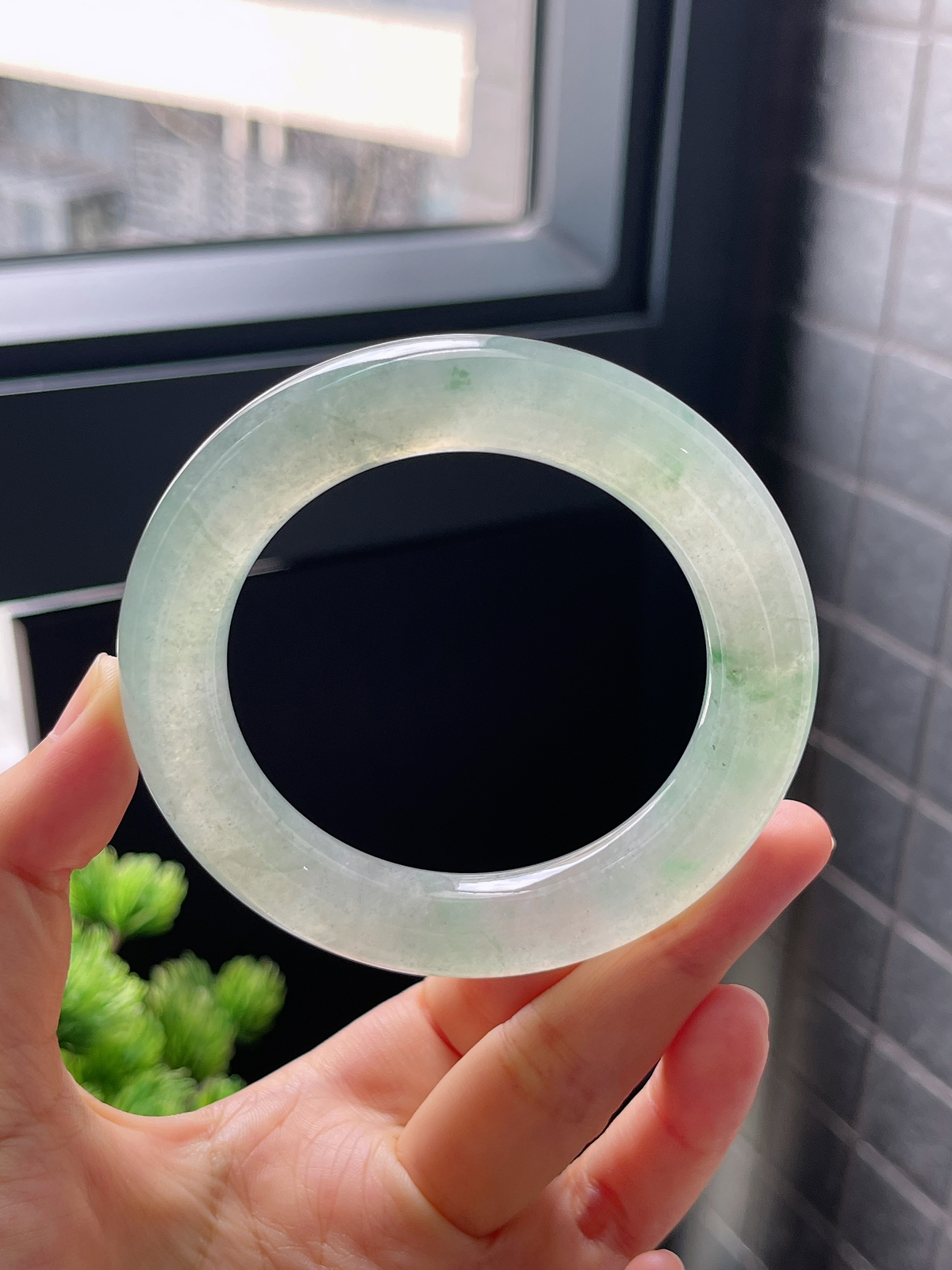 圈口56，冰绿飘花圆条翡翠手镯