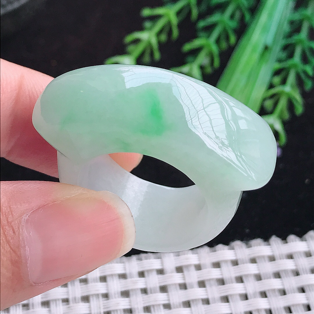 实拍A货翡翠21.3/14.2/7.3老坑冰润水灵飘绿马鞍扳指翡翠素面戒指