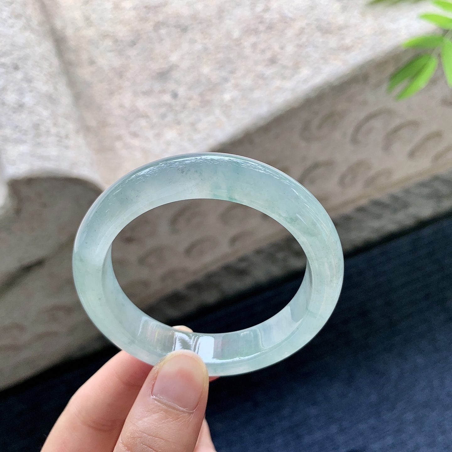 正圈49 50【圈口】50.8/11.8/8【编码】FH060922【描述】糯冰飘花，水润，种老，细腻，无裂
