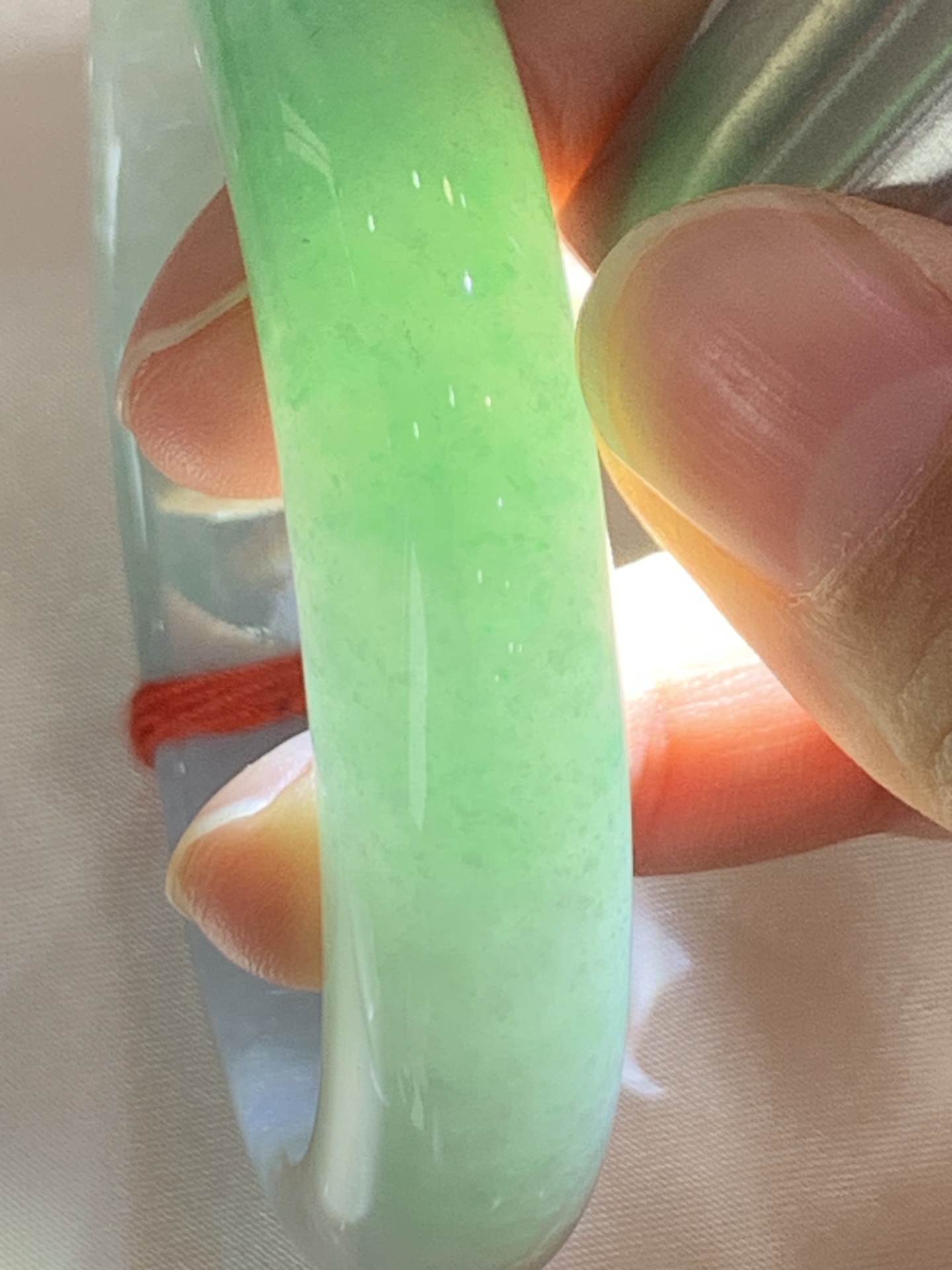 春彩正圈 0608-N934 打灯棉纹，一镯藏青色，紫柔翠轻扬，底子水润柔和，质感温润不挑肤。淡紫衬温婉，飘绿添灵气，不张扬的配色，自带温婉氛围感。