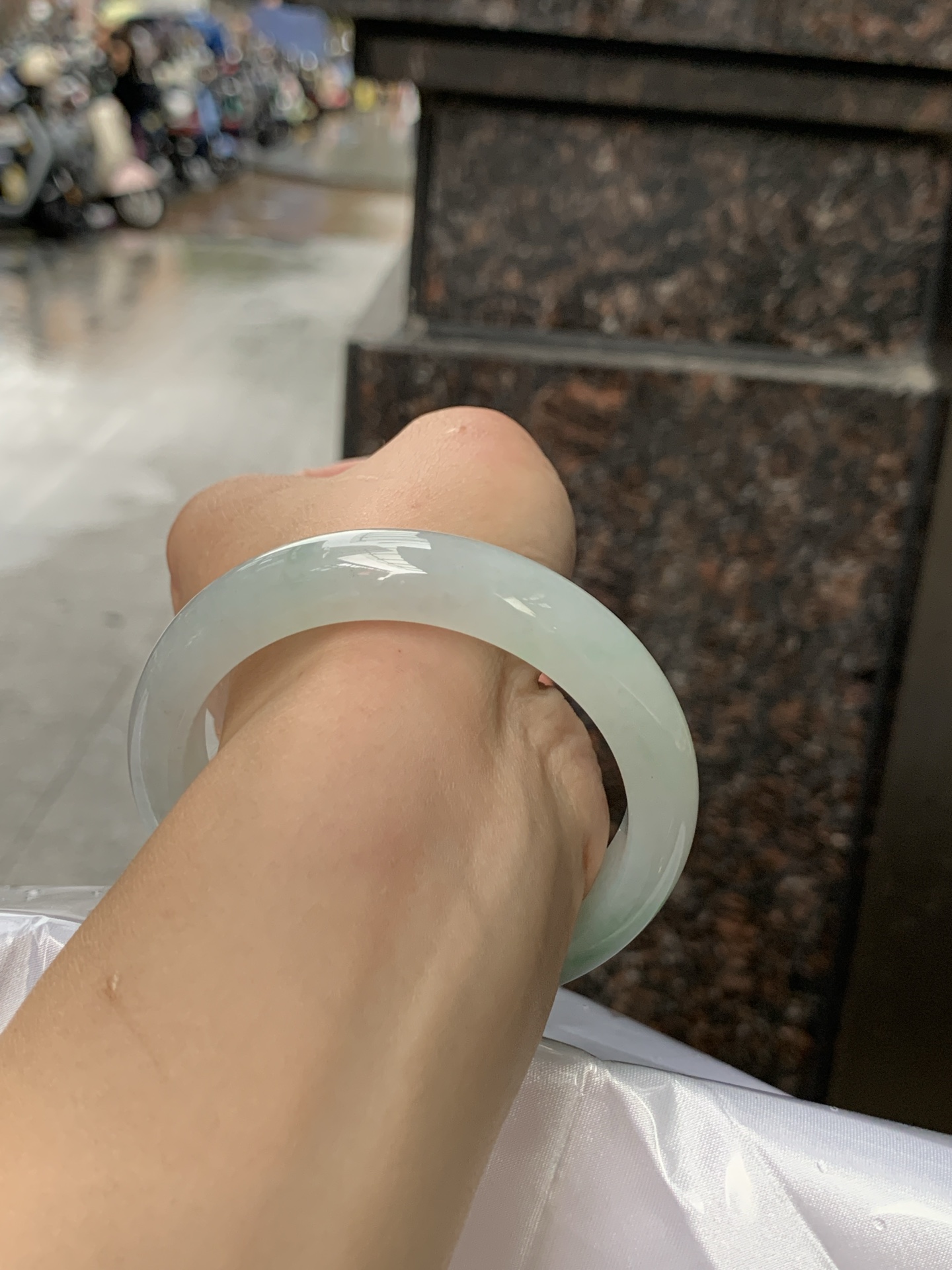 飘绿正圈 56.1-11.8-8.5 0608-N936 无裂，底妆水润，几抹淡雅绿花点缀，生机盎然