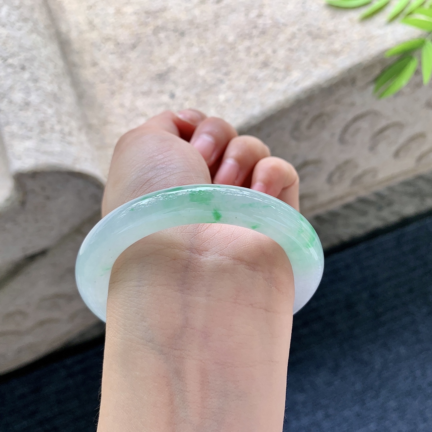 圆条53 54【圈口】54/9.5/10【编码】A1060810【描述】糯冰飘绿，水润，种老，细腻，无裂