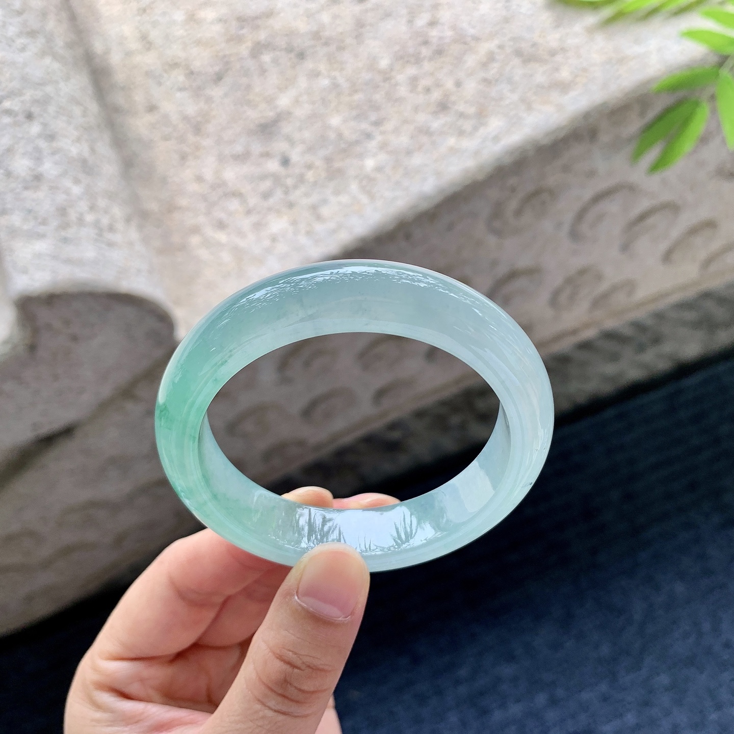 正圈 圈口52.4/12.7/7.9 编码HT060914 描述冰糯飘绿，水润，种老，细腻，打灯有絮线