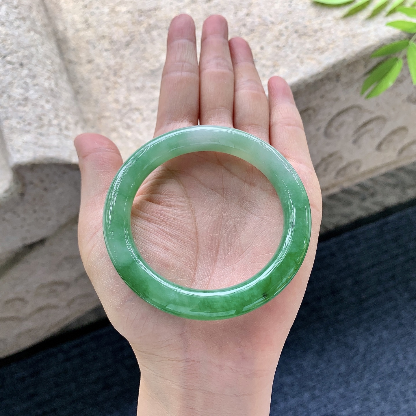 圆条53 54【圈口】54/9.4/9.3【编码】BA060809【描述】冰糯辣绿，水润，种老，细腻