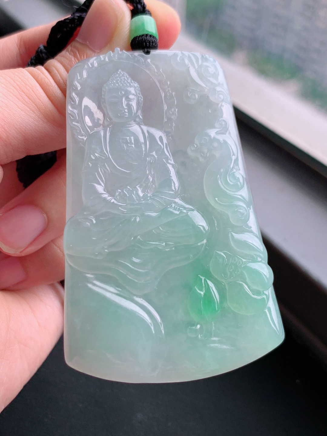 冰飘绿大日如来观音，种老水足飘绿鲜活，雕工精细佛光普照 裸石68.5-42.6-5.8 自然光拍摄 