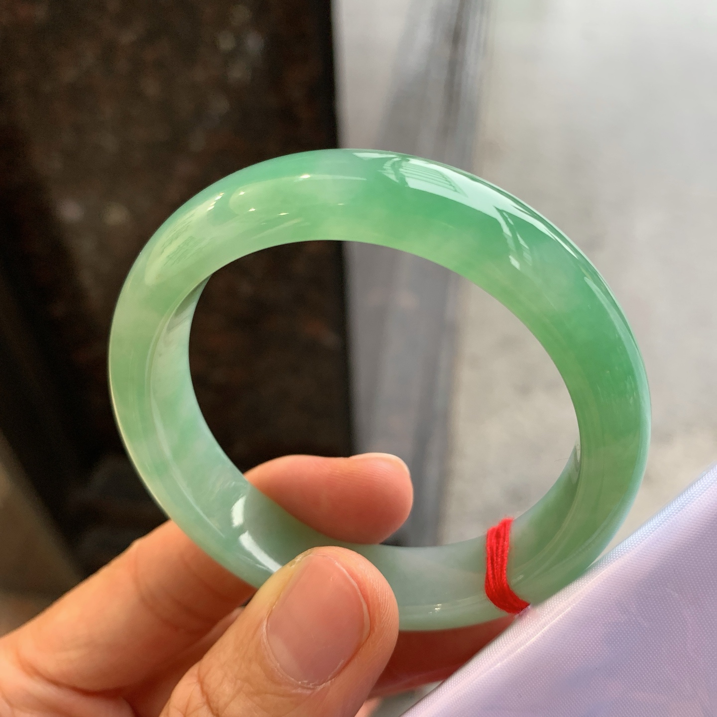 正圈冰飘绿 无裂 尺寸：52/12.6/8 细腻
