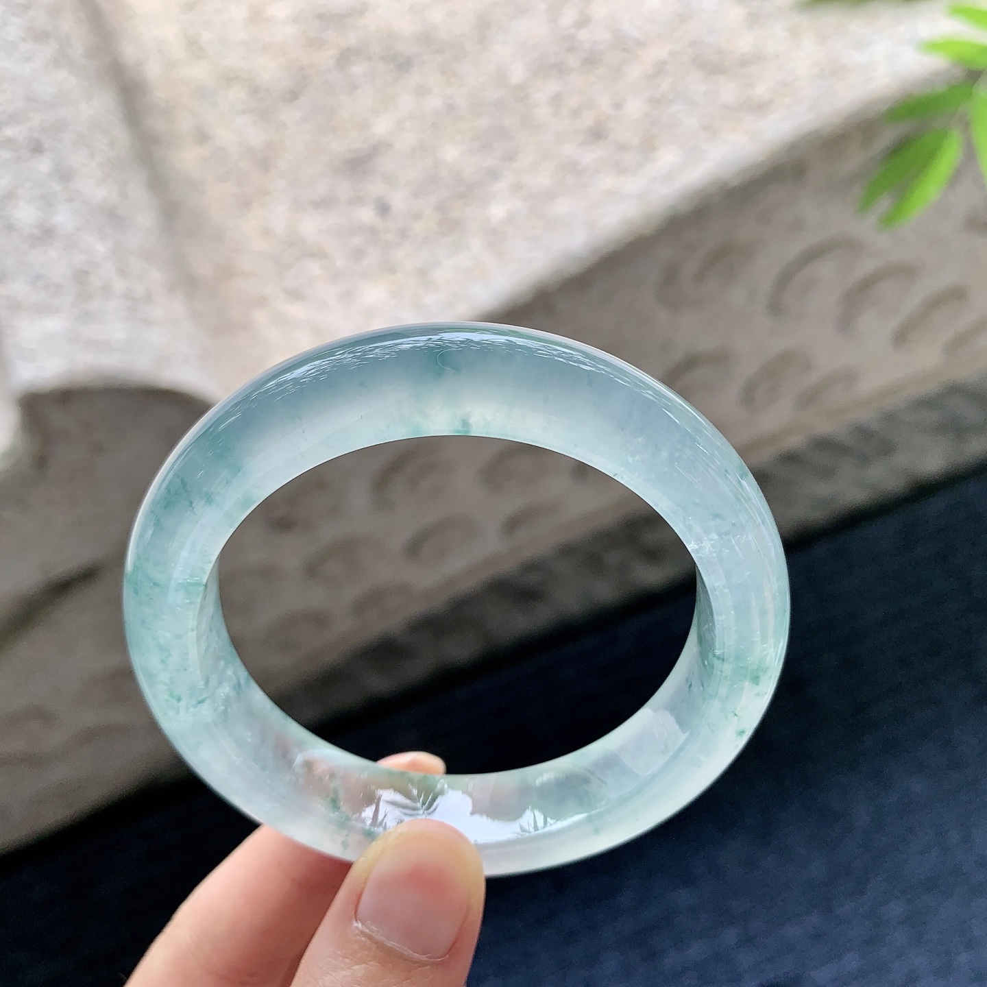 正圈 55 55【圈口】55.5/12.3/9【编码】A1060812【描述】高冰飘花，起光，清透，水润，种老，细腻，无裂