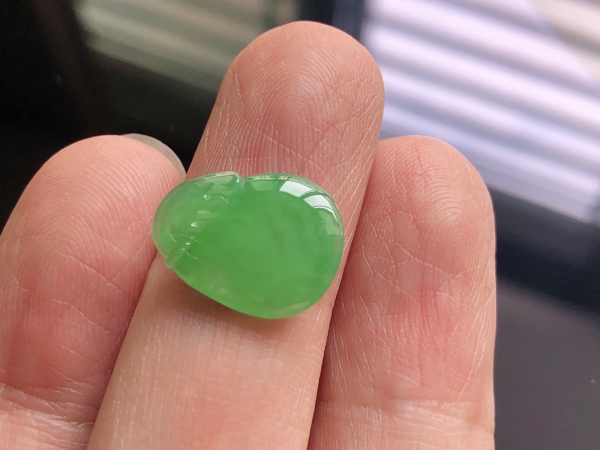 ️ 阳绿福袋， 色泽艳阳，通透水润，玉质细腻，夺目迷人，镶嵌效果，品相，无裂，尺寸15.5*12.1*3.2