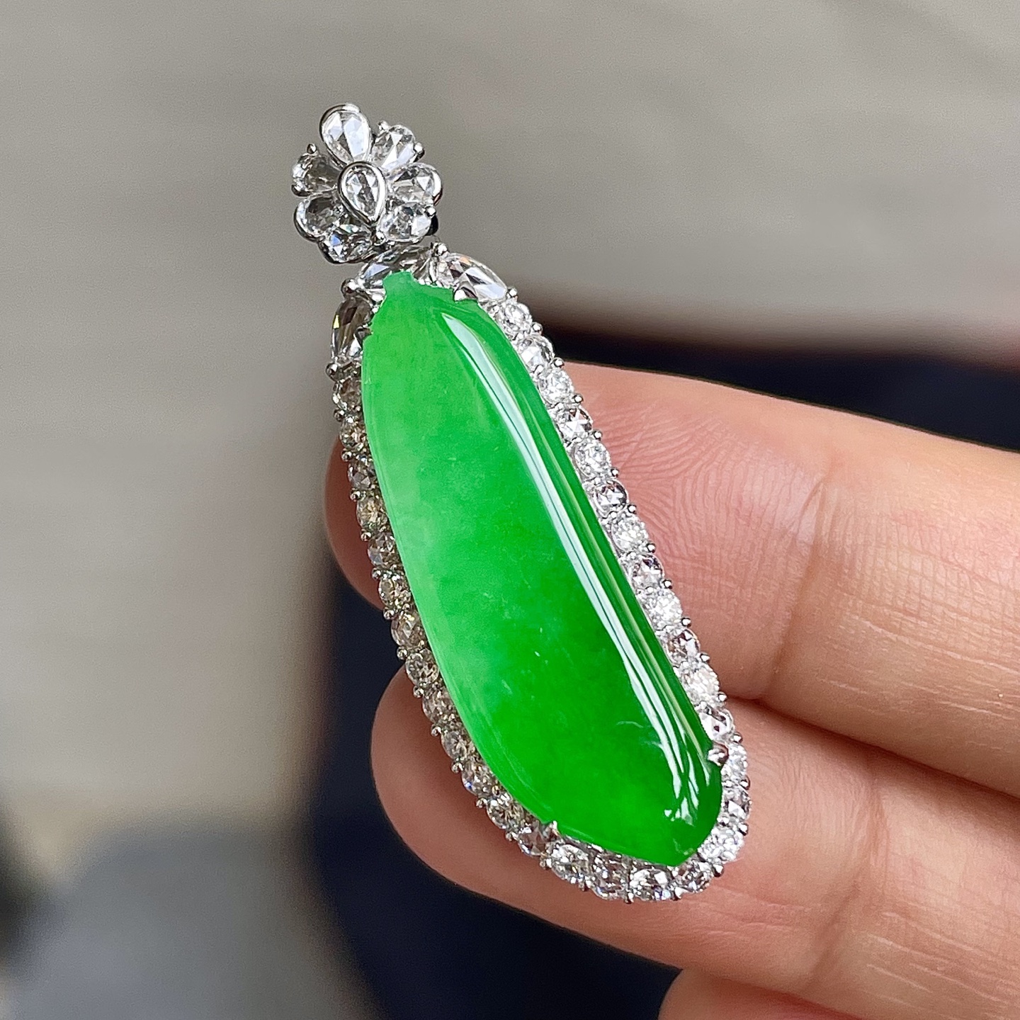 缅料高冰阳绿福瓜吊坠，色辣，18k金镶嵌，饱满水润，无裂，裸石尺寸27/9/4--36.5/12/8