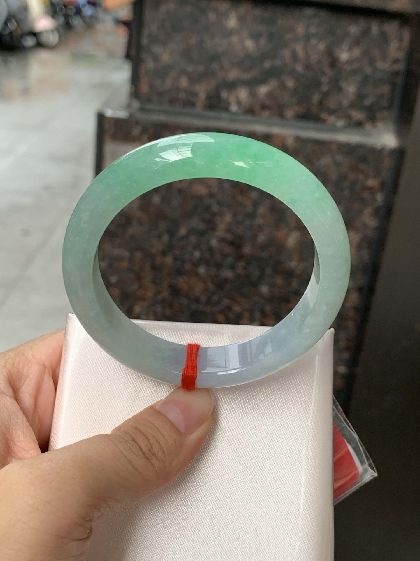 春彩正圈 0608-N934 打灯棉纹，一镯藏青色，紫柔翠轻扬，底子水润柔和，质感温润不挑肤。淡紫衬温婉，飘绿添灵气，不张扬的配色，自带温婉氛围感。