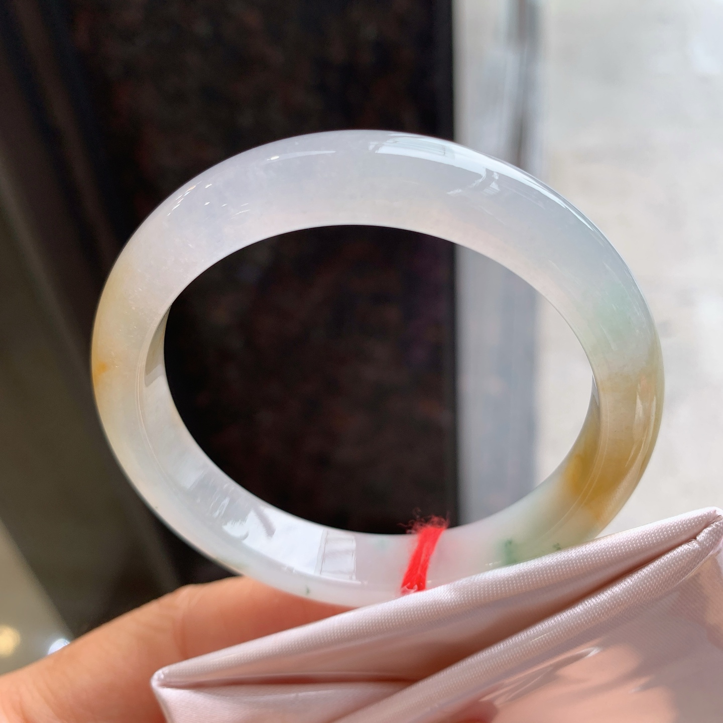 正圈冰黄翡飘花 表皮微瑕疵微扣 尺寸：52.5/10.2/7.6 冰润