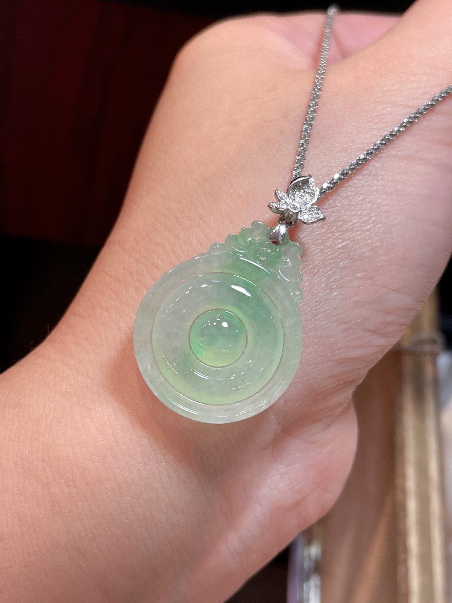 ️ 翡翠飘绿平安扣吊坠，质量货，光感强烈 种老细腻，料子水润通透，18k镶，佩戴效果佳，29-23.1