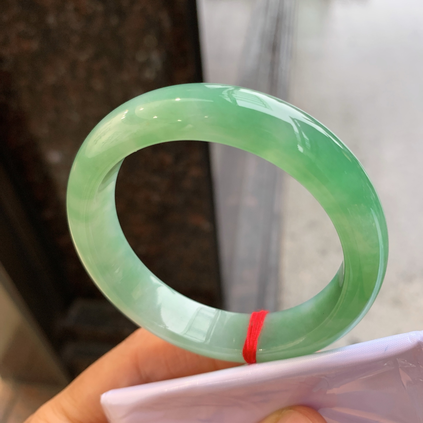 正圈冰飘绿 无裂 尺寸：52/12.6/8 细腻
