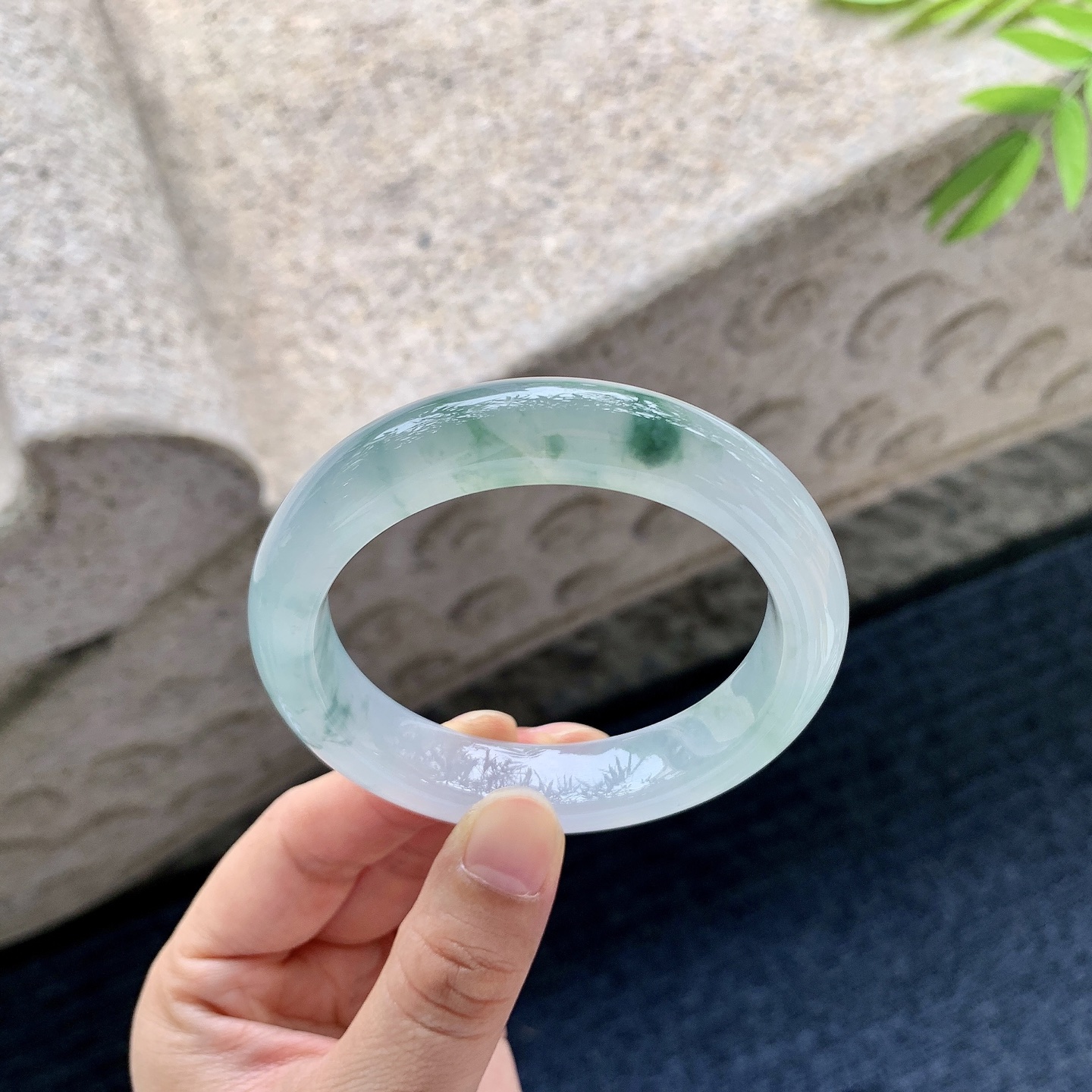 正圈53 54【圈口】54.5/12.4/8.8【编码】G2060906【描述】冰糯飘花，清透，水润，种老，细腻，有纹线
