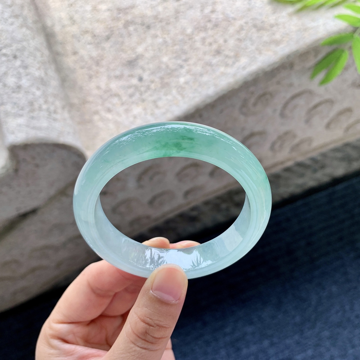 正圈 圈口52.4/12.7/7.9 编码HT060914 描述冰糯飘绿，水润，种老，细腻，打灯有絮线