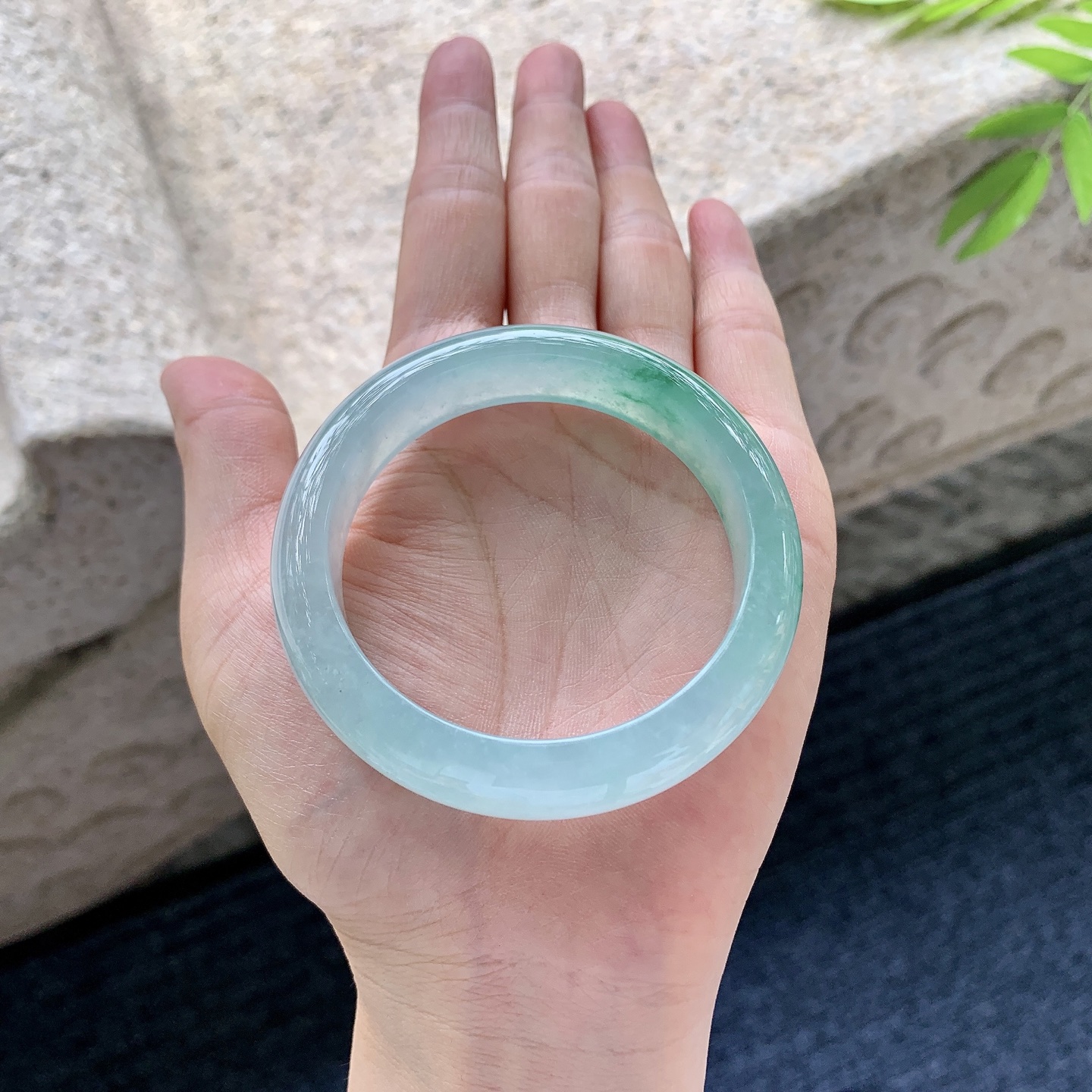 正圈 圈口52.4/12.7/7.9 编码HT060914 描述冰糯飘绿，水润，种老，细腻，打灯有絮线