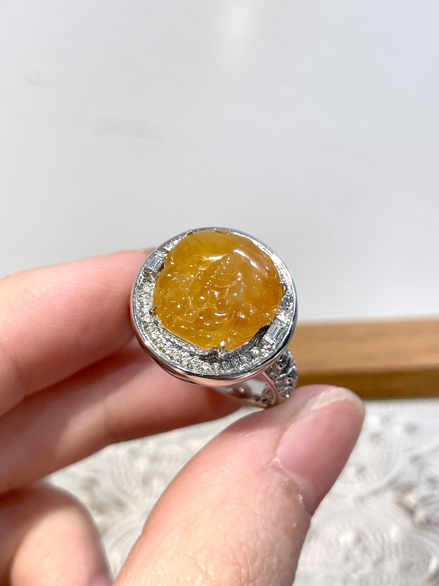 18K冰黄貔貅戒指 颜色艳丽漂亮，种色兼具，起光，饱满立体，上身精致，寓意好，招财进宝 尺寸：整体16.5*16.6*10.1裸石12.4*12.1