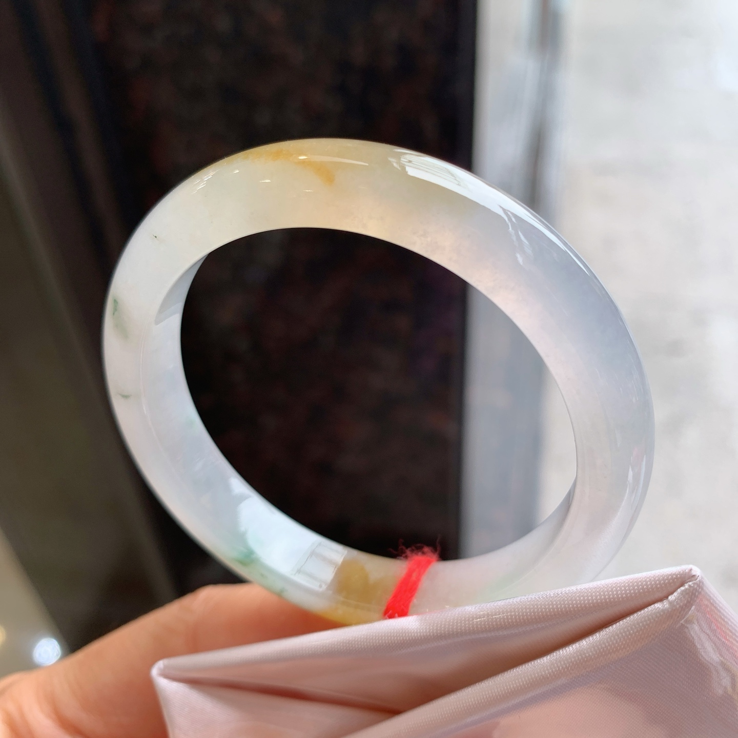 正圈冰黄翡飘花 表皮微瑕疵微扣 尺寸：52.5/10.2/7.6 冰润