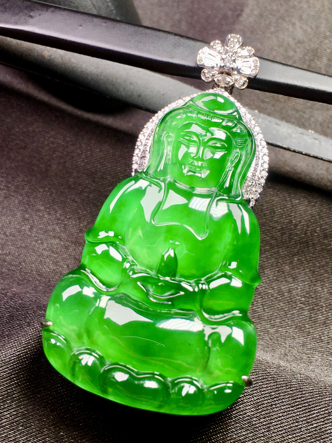 ️款式时尚精美，18K真金南非真钻石镶嵌，天然翡翠Ａ货，口头不预留，40.5-26.0-3.6
