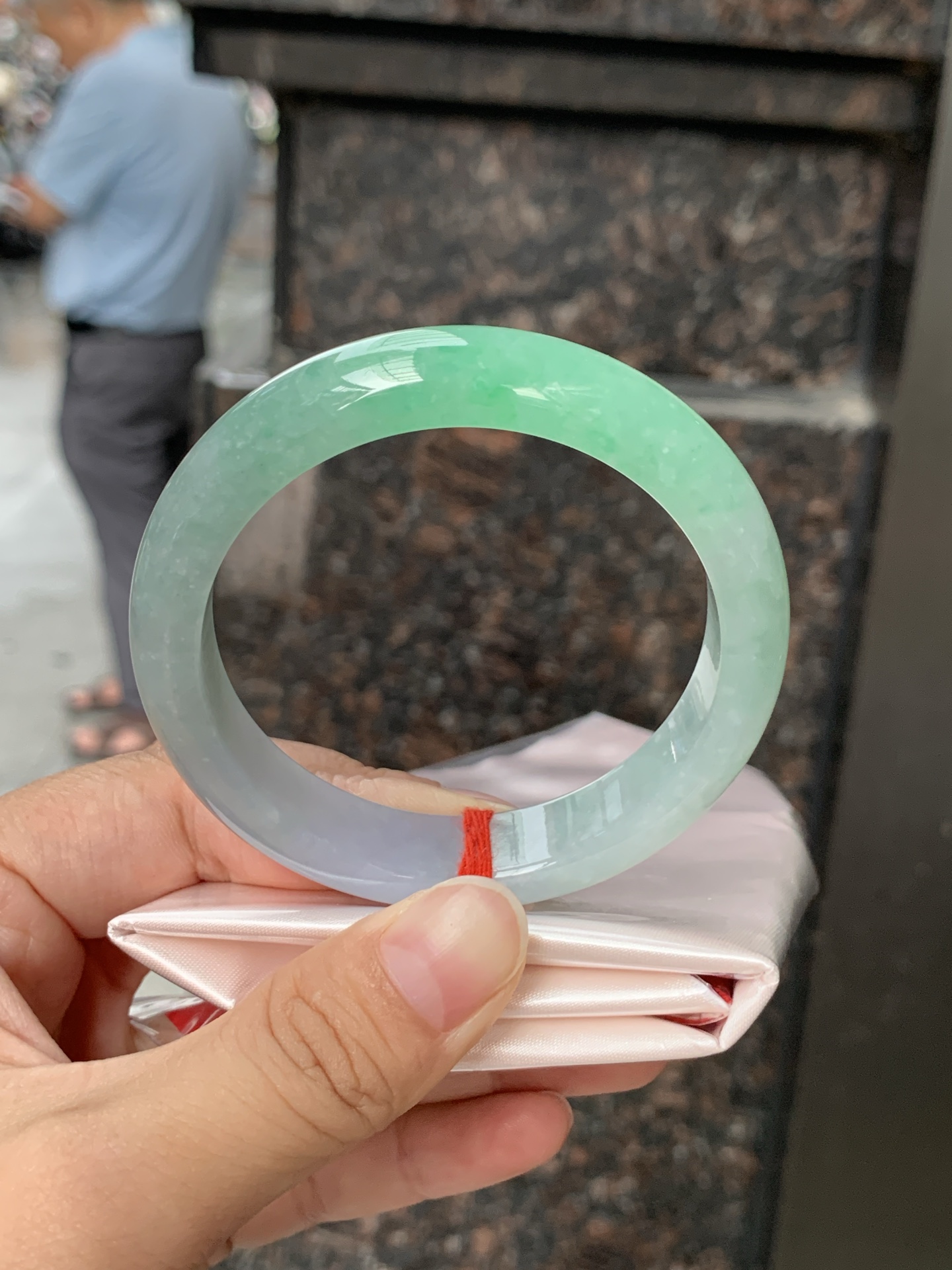 春彩正圈 0608-N934 打灯棉纹，一镯藏青色，紫柔翠轻扬，底子水润柔和，质感温润不挑肤。淡紫衬