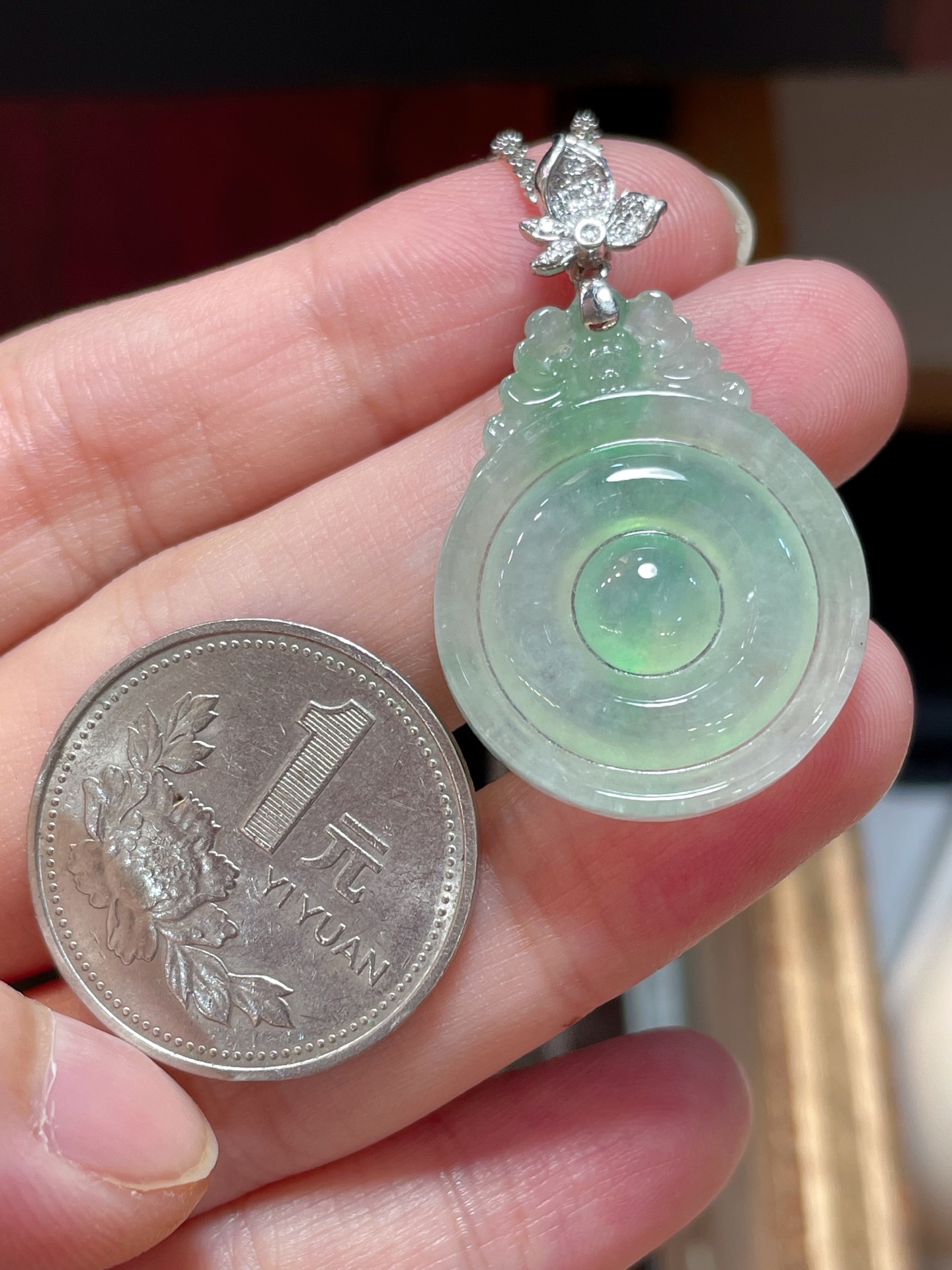 ️ 翡翠飘绿平安扣吊坠，质量货，光感强烈 种老细腻，料子水润通透，18k镶，佩戴效果佳，29-23.1