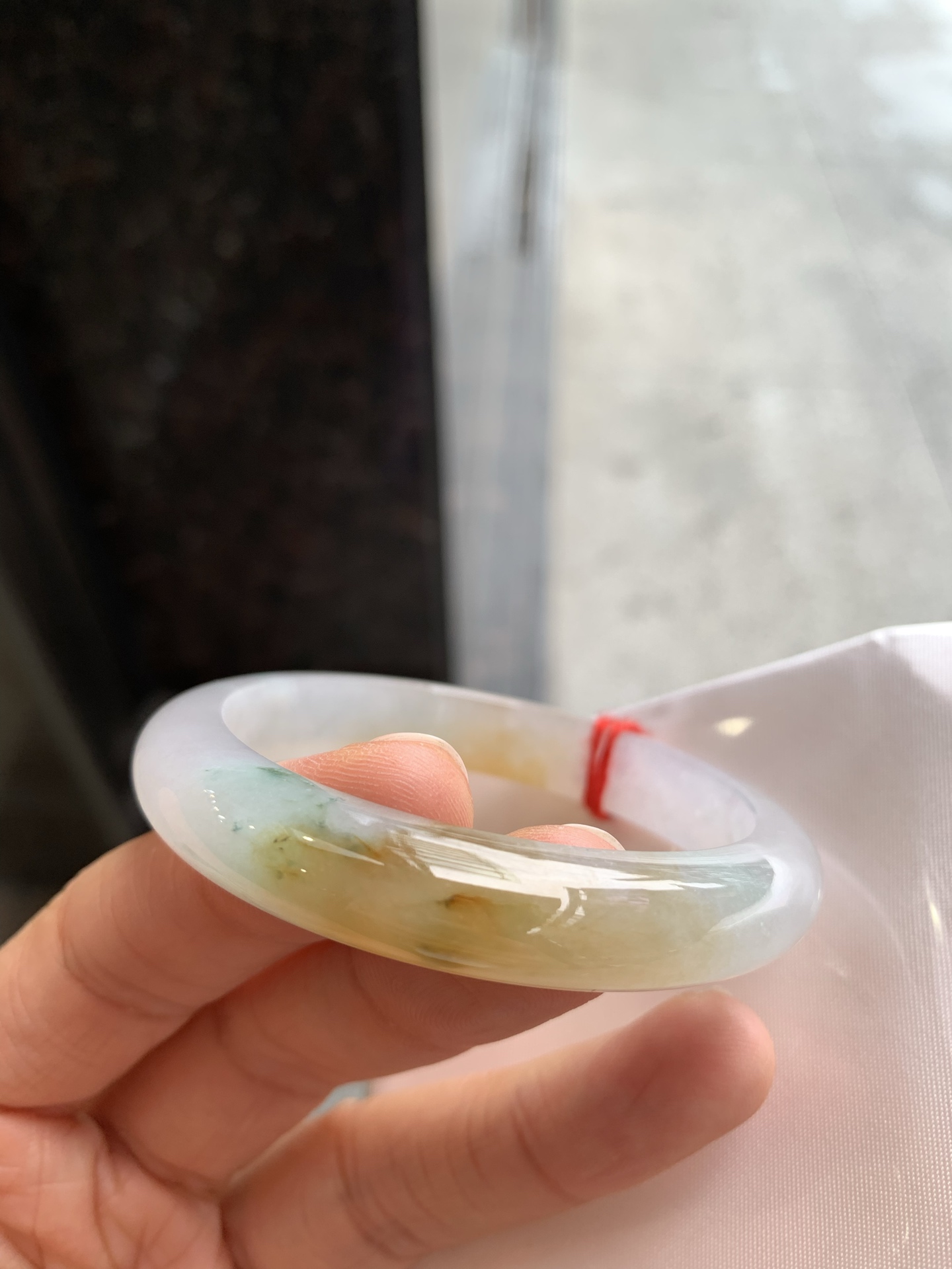 正圈冰黄翡飘花 表皮微瑕疵微扣 尺寸：52.5/10.2/7.6 冰润