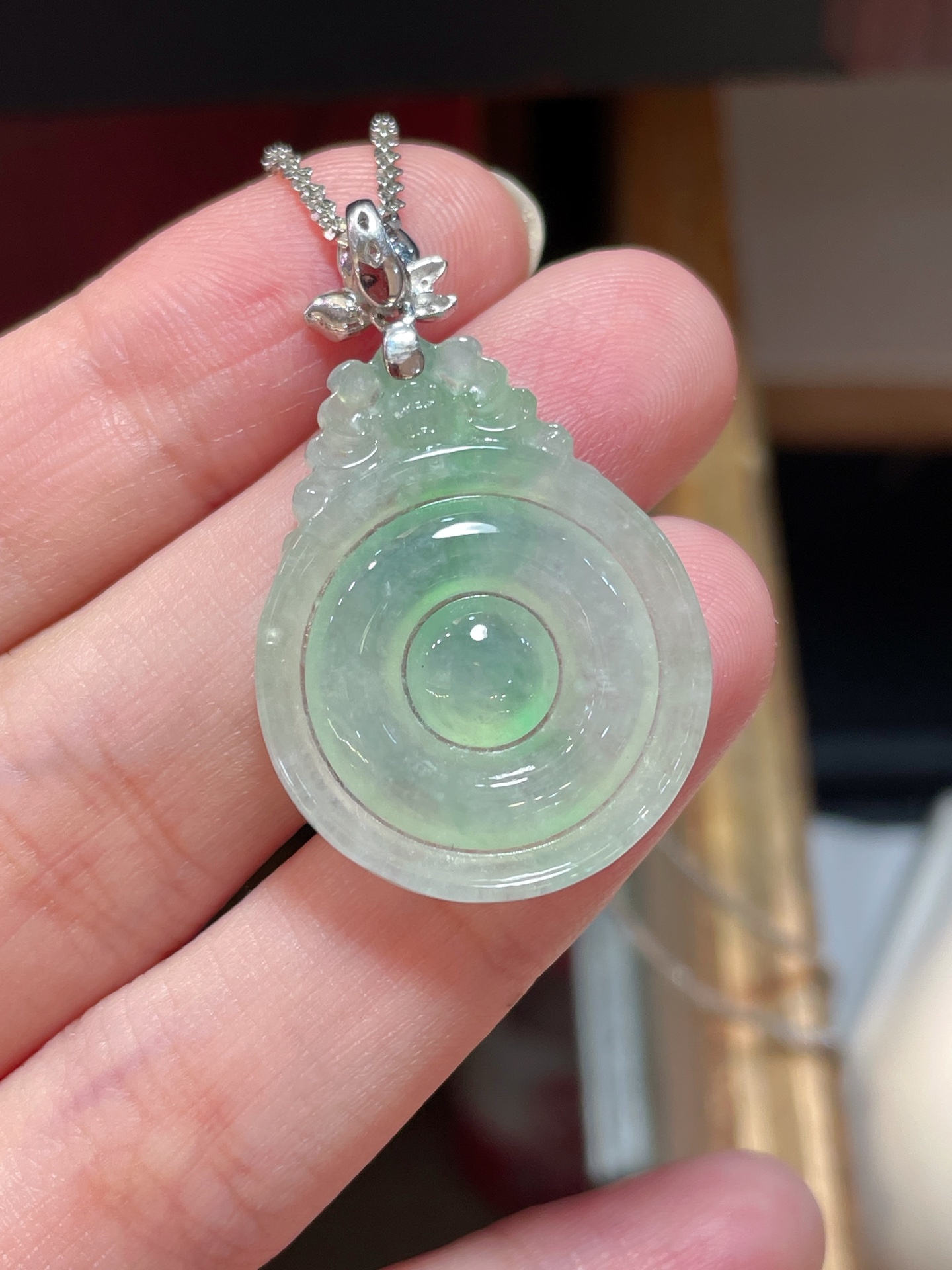 ️ 翡翠飘绿平安扣吊坠，质量货，光感强烈 种老细腻，料子水润通透，18k镶，佩戴效果佳，29-23.1