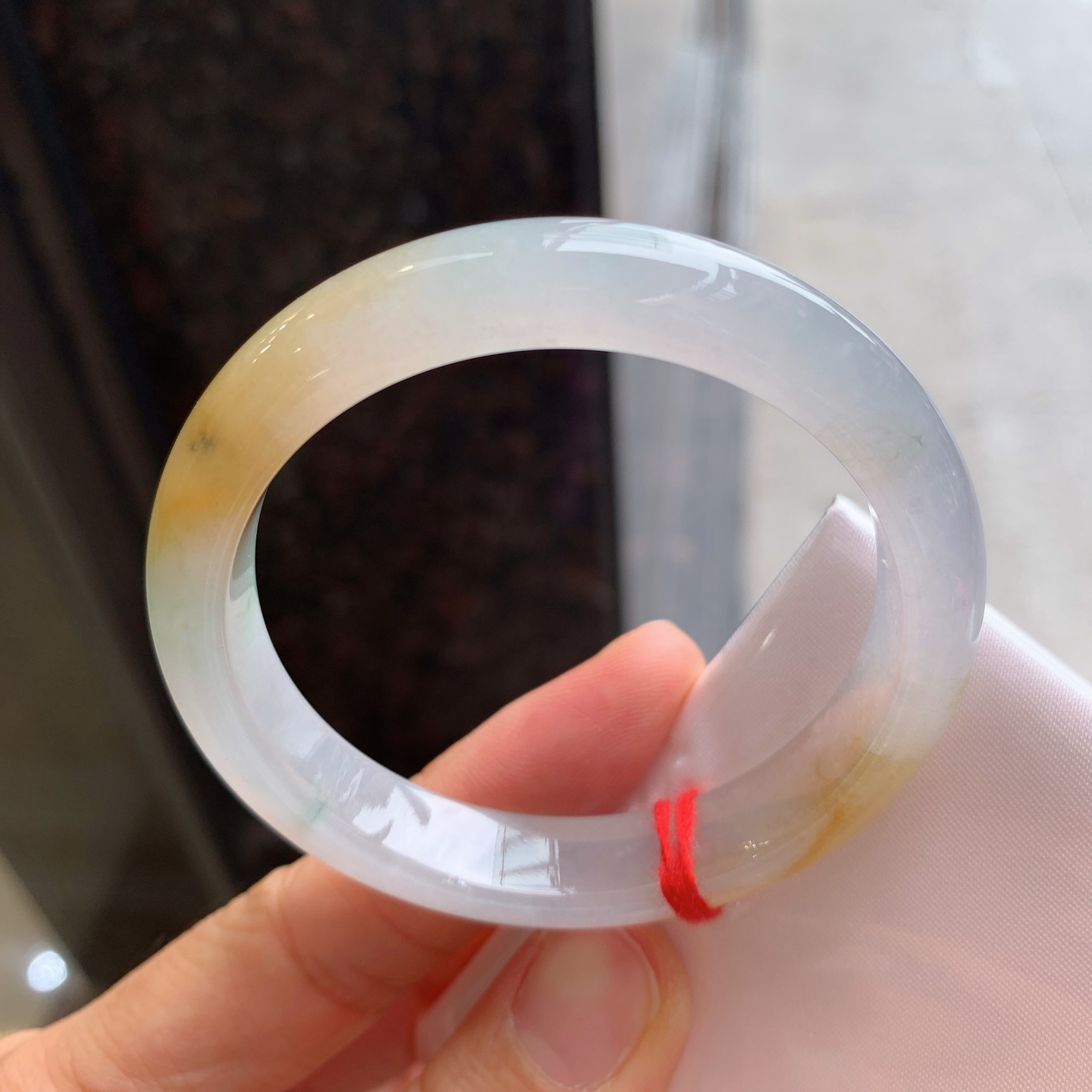 正圈冰黄翡飘花 表皮微瑕疵微扣 尺寸：52.5/10.2/7.6 冰润