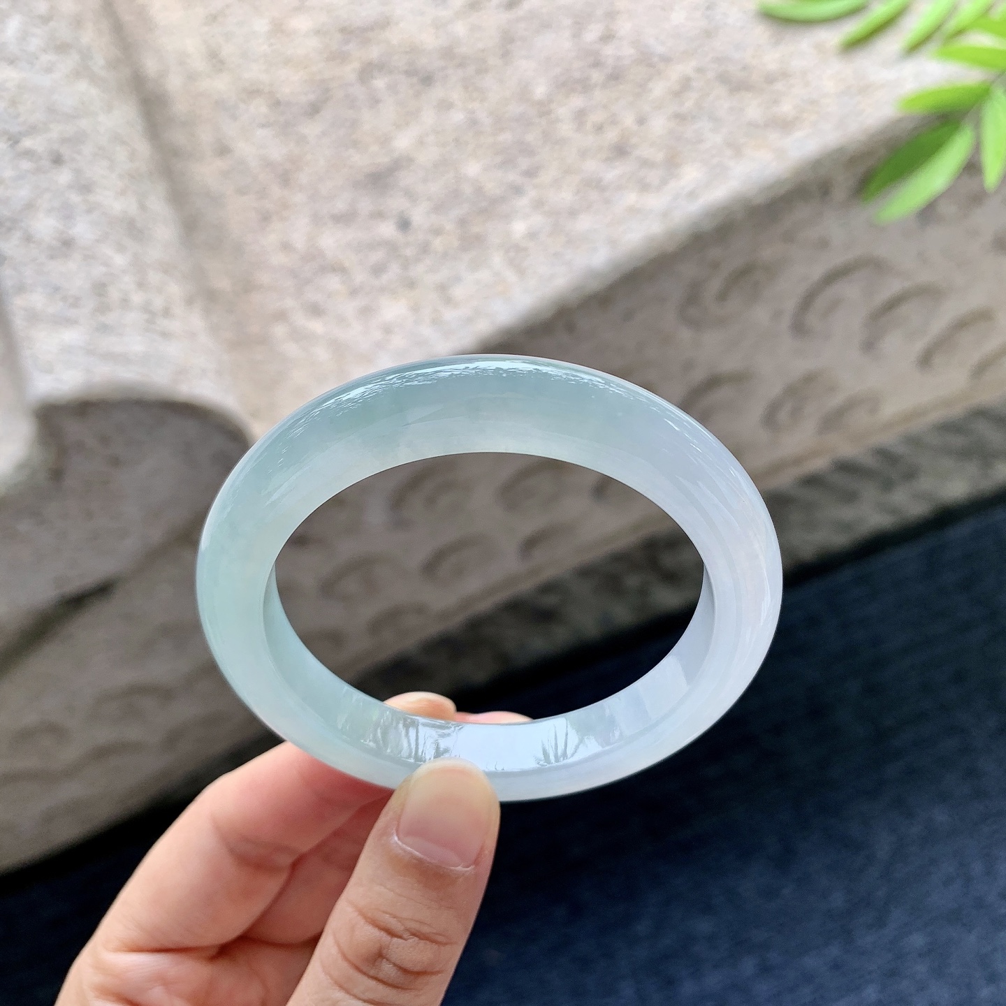 正圈51 52【圈口】52.9/9.5/8.4【编码】C5060805【描述】糯冰底色，水润，种老，细腻，打灯有棉线