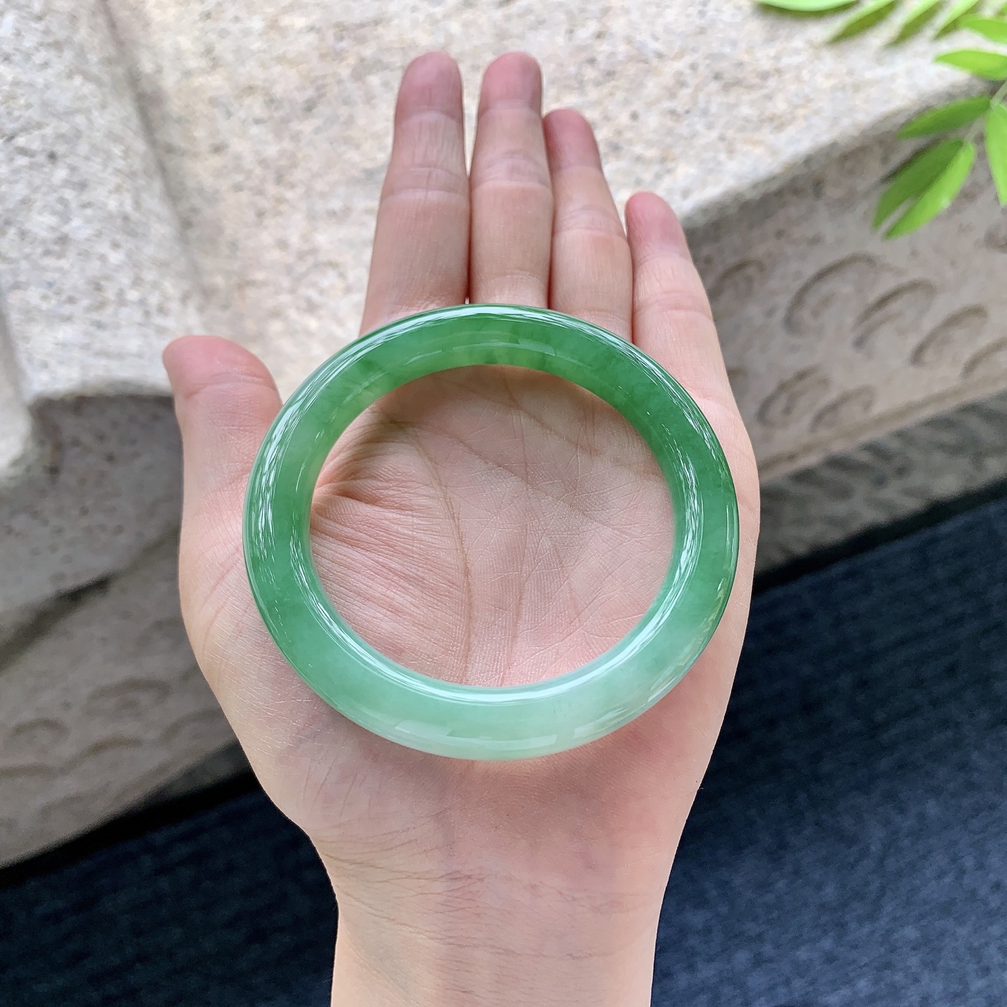 圆条53 54【圈口】54/9.4/9.3【编码】BA060809【描述】冰糯辣绿，水润，种老，细腻，无裂