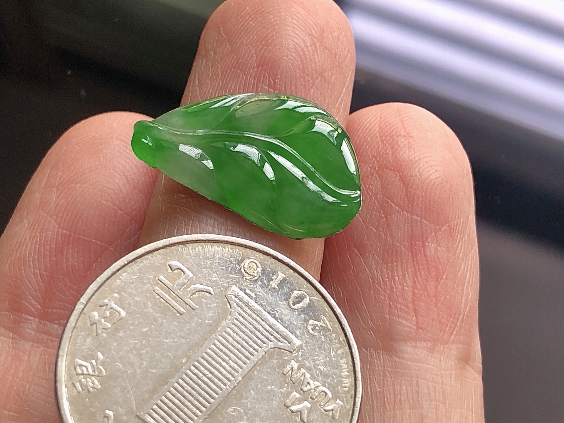 ️ 阳绿树叶， 色泽艳阳，通透水润，玉质细腻，夺目迷人，镶嵌效果，品相，无裂，尺寸20.6*12.8*2.2