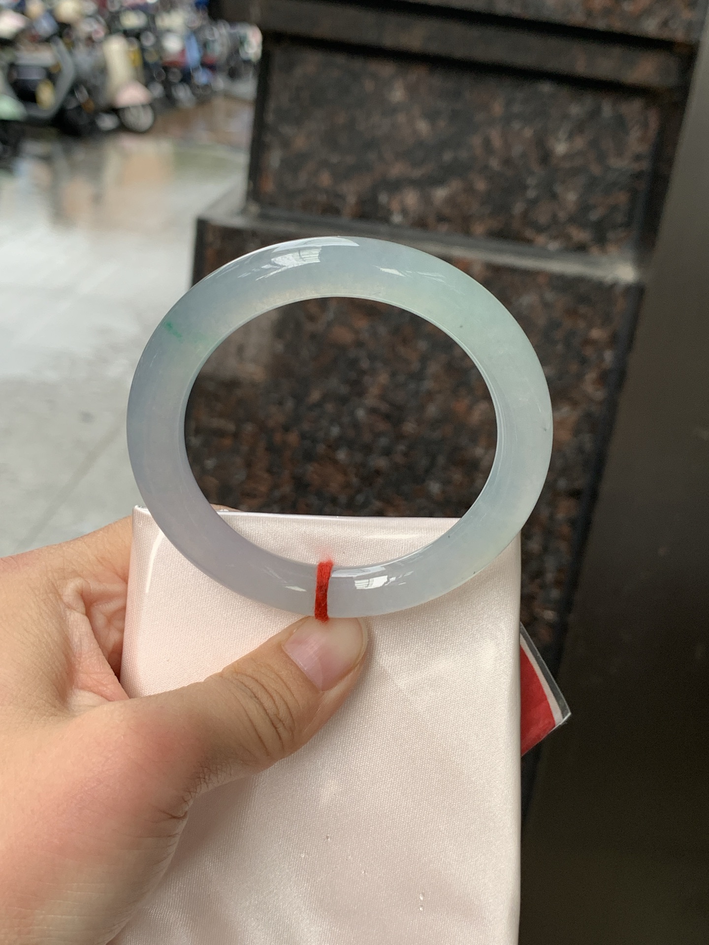 冰飘绿圆条 54.8-9.3-9.6 0608-N937-2 打灯细紋，有矿点，水头好，金丝绿花灵动飘逸